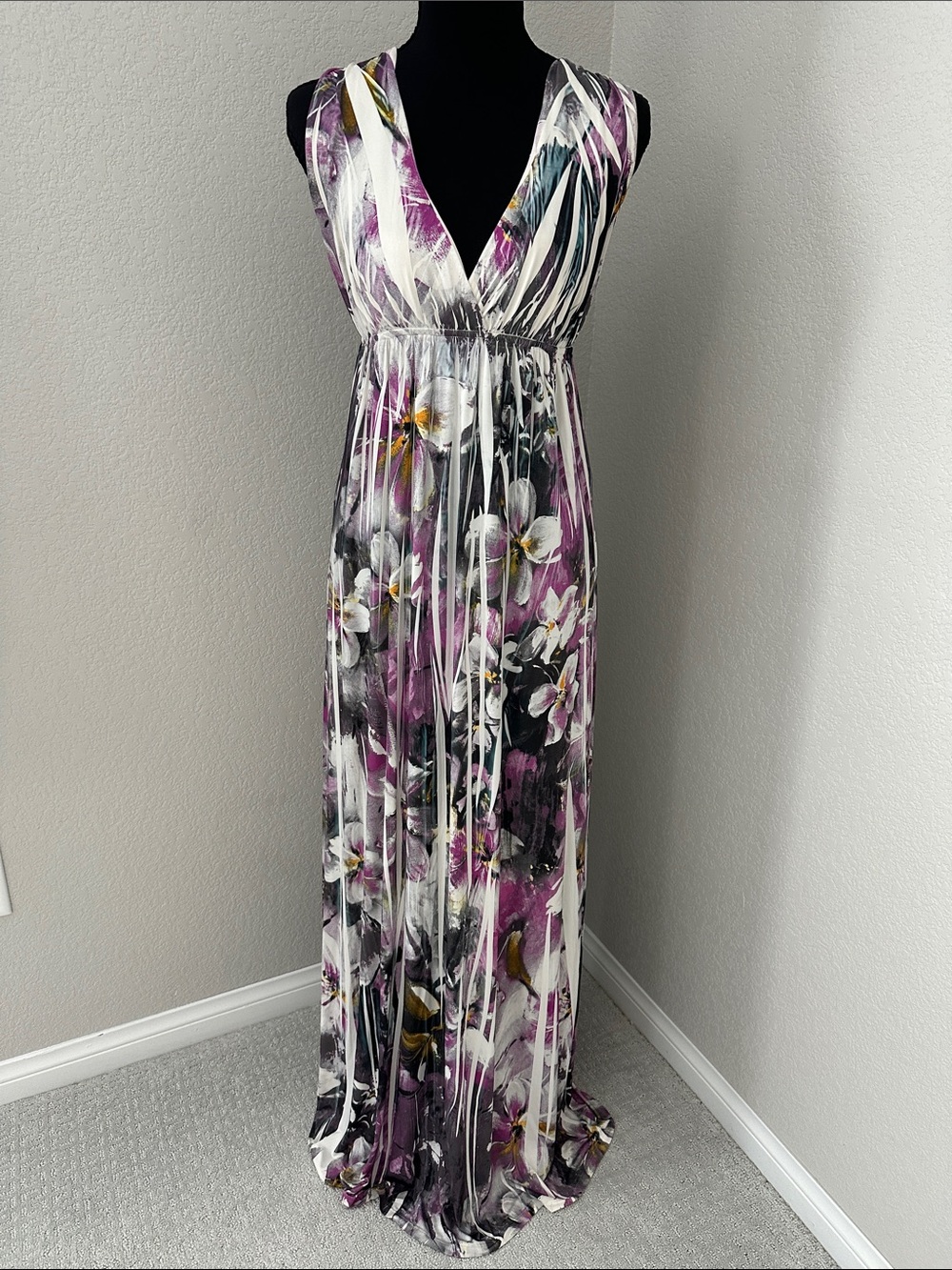 Sleeveless Floral V-Neck Maxi Dress in Purple and White